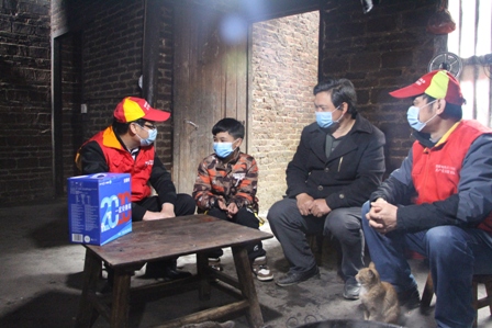 國網(wǎng)江永縣供電公司：迎春風(fēng)進瑤寨，學(xué)雷鋒獻愛心