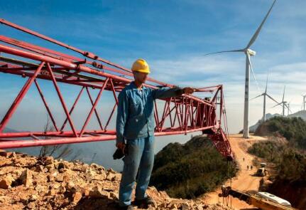 價(jià)值百萬(wàn)風(fēng)力發(fā)電葉片，被河南村民當(dāng)蹺蹺板：一片上站20多人