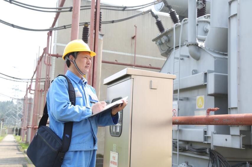 　　破譯電流密碼的追夢人——記全國技術能手銅仁500千伏變電站站長申國華