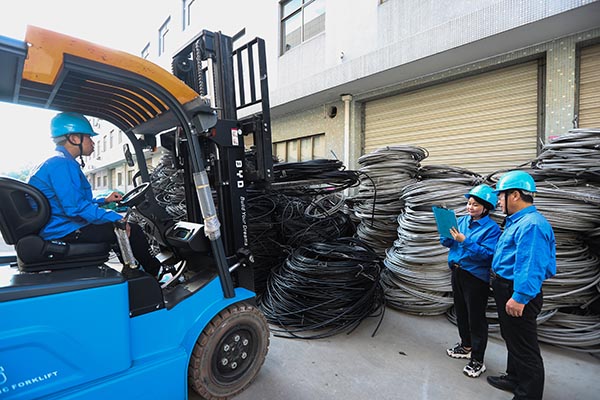 國網(wǎng)寧海縣供電公司：下基層強服務(wù)，提質(zhì)增效駛?cè)搿翱燔嚒钡? width=