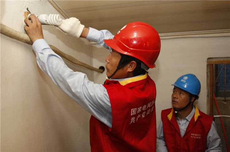 國(guó)網(wǎng)象山縣供電公司紅船服務(wù)進(jìn)社區(qū)，把牢冬季安全用電關(guān)