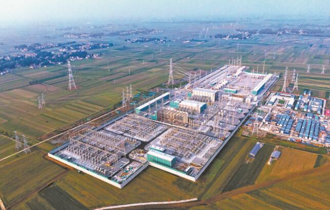 世界首個(gè)新能源遠(yuǎn)距離輸送大通道青?！幽咸馗邏褐绷鞴こ倘娼ǔ赏哆\(yùn)