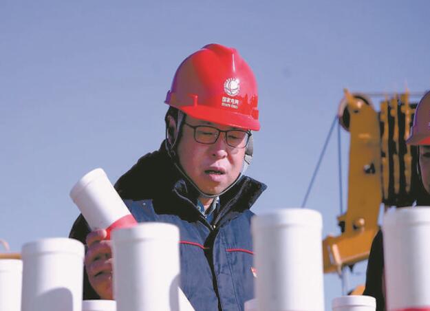 改革創(chuàng)新善作為 急難險重勇?lián)?dāng)——記國家電網(wǎng)有限公司特等勞動模范靳龍