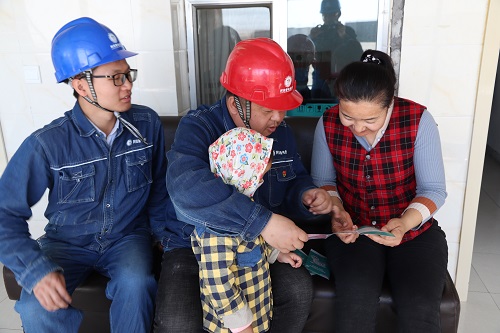 阿拉善電業(yè)局電力宣傳進(jìn)家門(mén)，客戶(hù)服務(wù)零距離