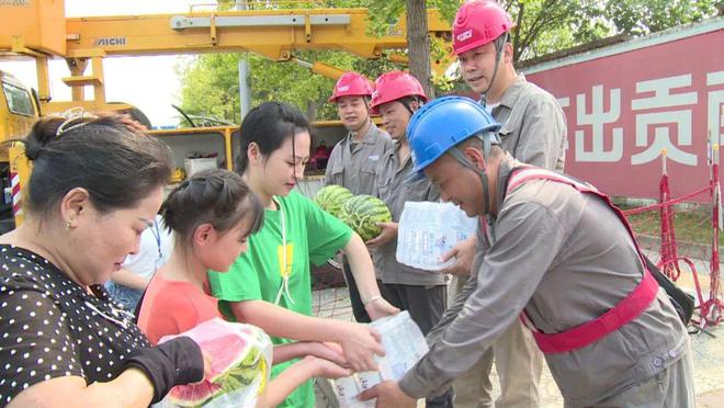 四川什邡：電力工人高溫保電忙，社區(qū)群眾熱情慰問表感謝