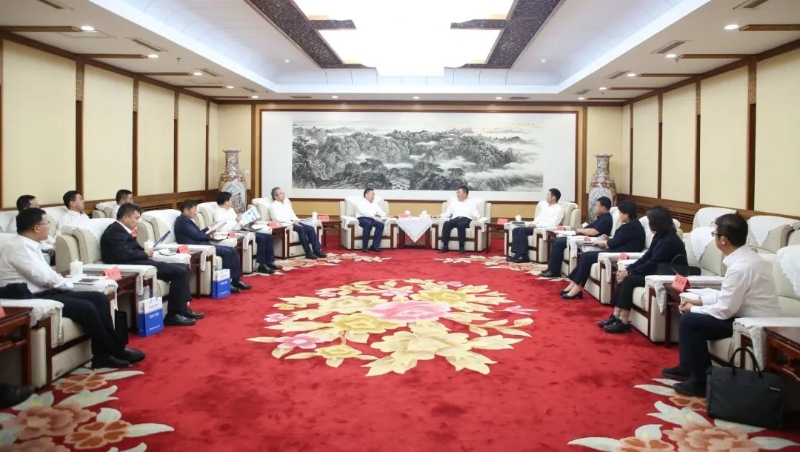 宋海良與內(nèi)蒙古自治區(qū)黨委常委、呼和浩特市委書(shū)記包鋼座談