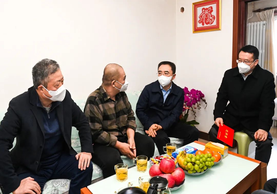 鄒磊、劉明勝走訪慰問退休老領(lǐng)導(dǎo)、勞模遺屬、困難黨員群眾