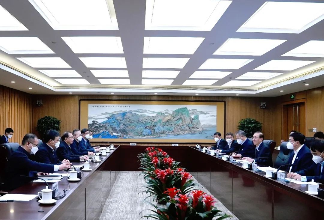華電集團(tuán)董事長(zhǎng)江毅、總經(jīng)理葉向東與國(guó)家電網(wǎng)董事長(zhǎng)辛保安、總經(jīng)理張智剛舉行會(huì)談