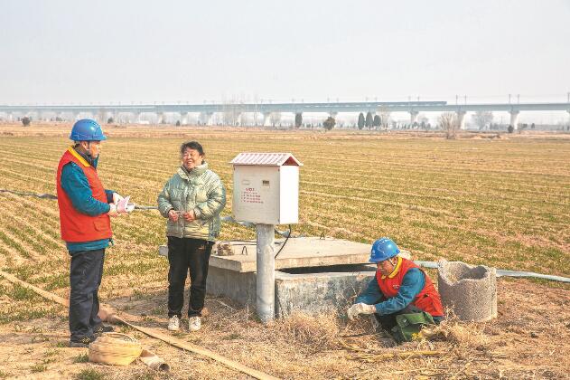 山東省梁山縣：黃河灘區(qū)上，井在地頭，電到井口