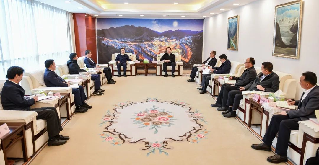 鄒磊與西藏自治區(qū)政府副主席、昌都市委書記龔會(huì)才，昌都市委副書記、市長(zhǎng)羅慶伍會(huì)談