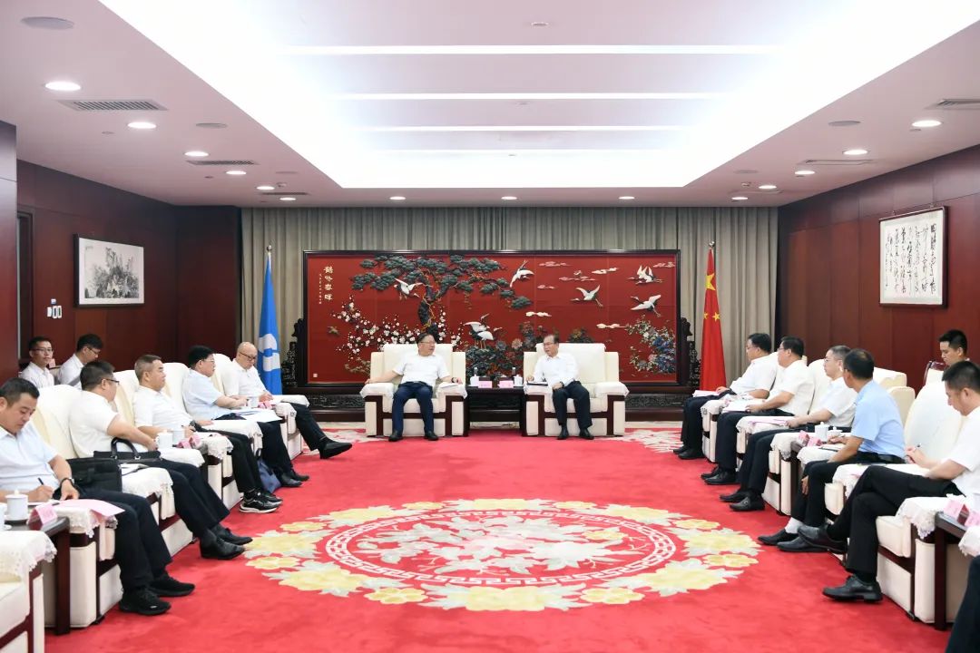 江毅與廣西壯族自治區(qū)人民政府黨組成員、國資委黨委書記秦如培舉行會談
