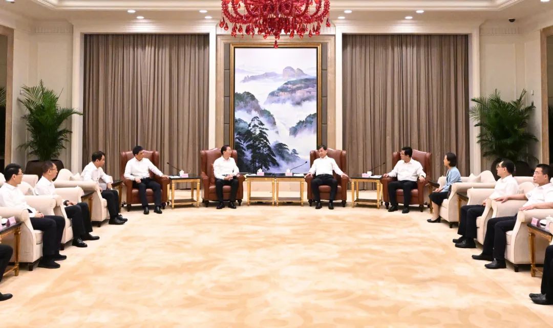 國家電網(wǎng)公司董事長、黨組書辛保安與福建省委書記周祖翼、省長趙龍會談