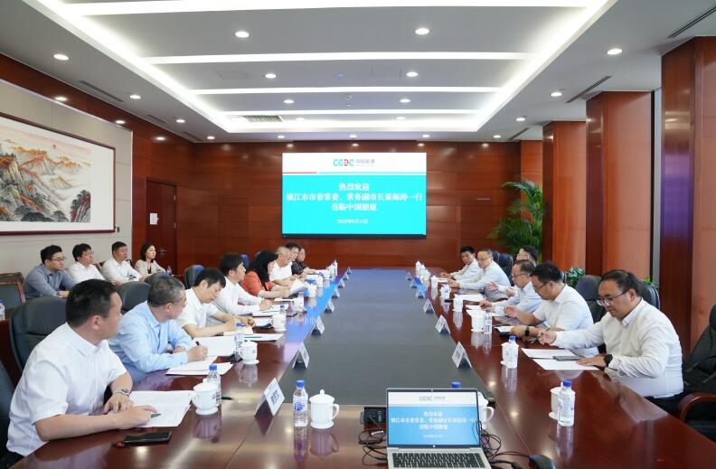 李麗娜與鎮(zhèn)江市委常委、常務(wù)副市長秦海濤會談