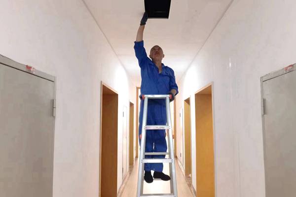 圖為物業(yè)人員利用節(jié)假日對值班宿舍電纜廊道、空調(diào)管道進行檢查和維護