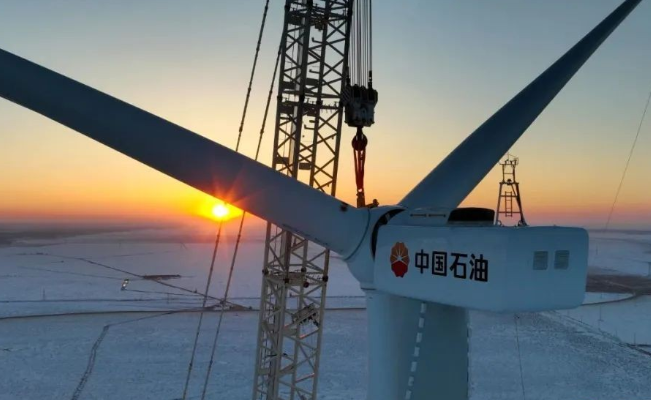 中國石油在建單體規(guī)模最大集中風(fēng)電項(xiàng)目——昂格55萬千瓦風(fēng)電項(xiàng)目首臺風(fēng)機(jī)成功吊裝！