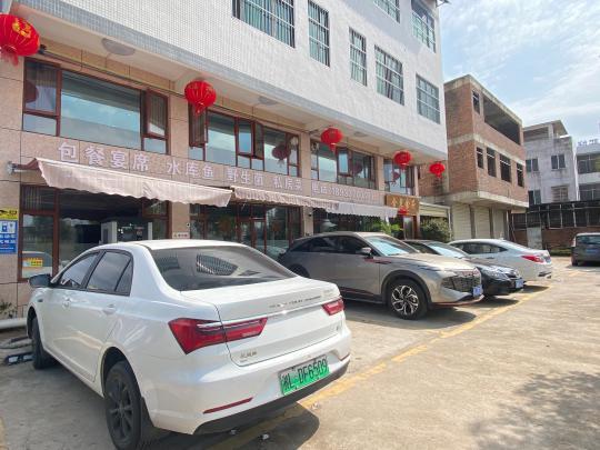 返鄉(xiāng)新能源車主尋覓公用充電樁，鄉(xiāng)村充電補能仍有待解決