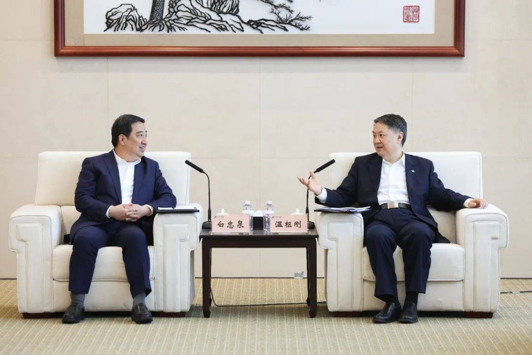 中國電氣裝備董事長白忠泉、總經(jīng)理周群拜訪中國華能董事長溫樞剛