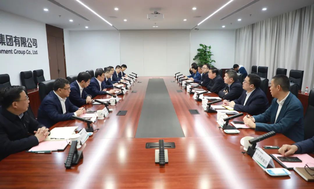 中國(guó)電氣裝備黨委書記、董事長(zhǎng)白忠泉會(huì)見上海市靜安區(qū)委書記于勇
