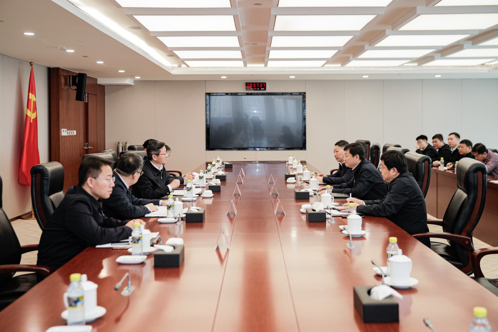 國家能源集團總經(jīng)理、黨組副書記余兵會見衡水市委副書記、市長董曉航