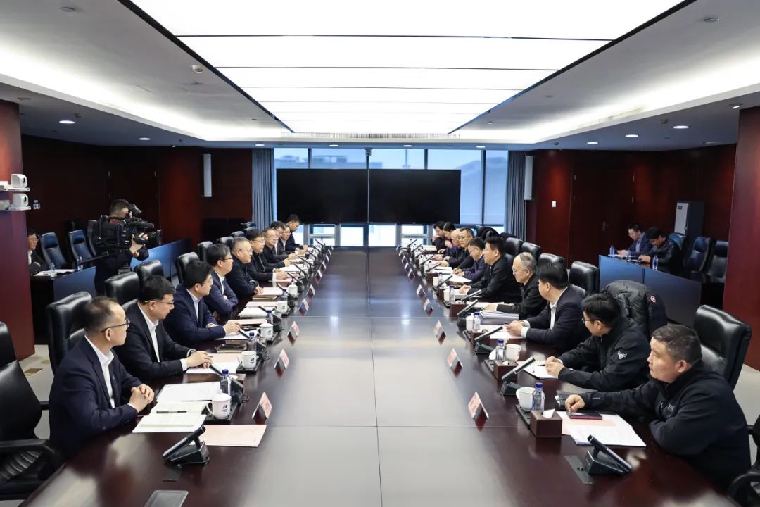 華電集團黨組副書記、總經理葉向東與北京市副市長高朋舉行會談