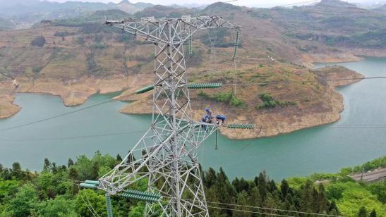 貴州興義供電局高空之上，用責(zé)任守護(hù)安全送去光明