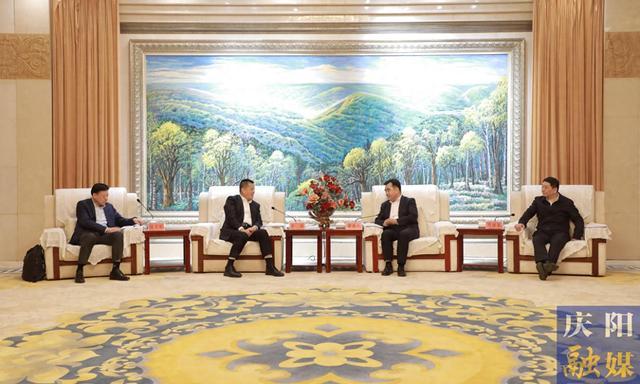 慶陽(yáng)市委書記黃澤元、市長(zhǎng)周繼軍與山東能源集團(tuán)黨委書記、董事長(zhǎng)李偉一行座談