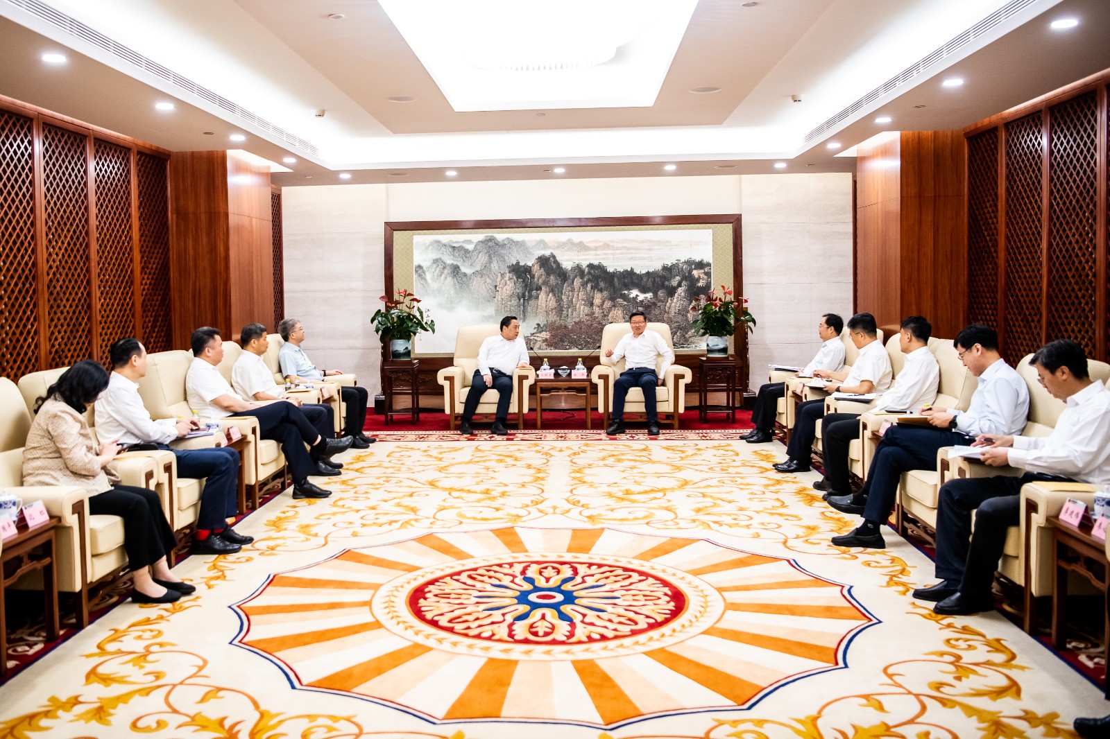 國家能源集團(tuán)公司總經(jīng)理、黨組副書記余兵會(huì)見鎮(zhèn)江市委書記馬明龍一行
