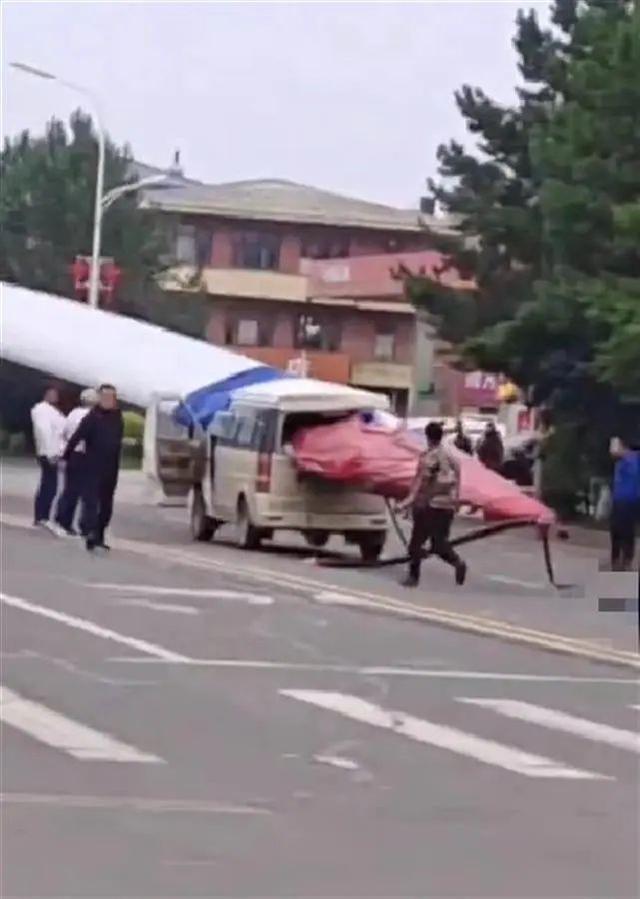 黑龍江一面包車被風(fēng)電機(jī)葉片刺穿，知情人：車上載有7人