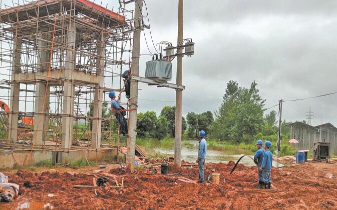 安徽宿松縣供電公司架設變壓器搶排農(nóng)田積水