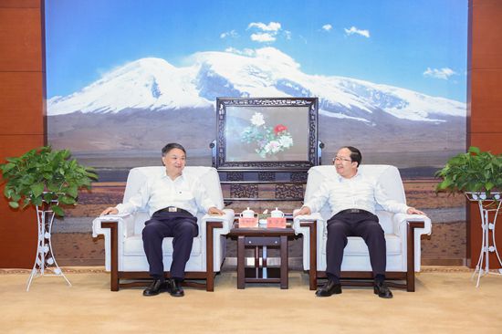 華能集團(tuán)有限公司黨組書(shū)記、董事長(zhǎng)溫樞剛拜會(huì)克州黨委書(shū)記王學(xué)東