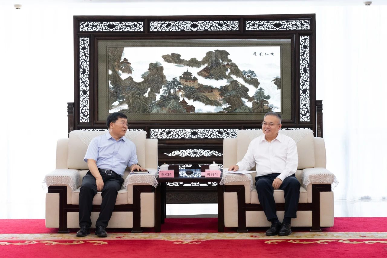 華電集團黨組副書記、總經理葉向東與三峽集團黨組副書記、總經理李富民舉行會談