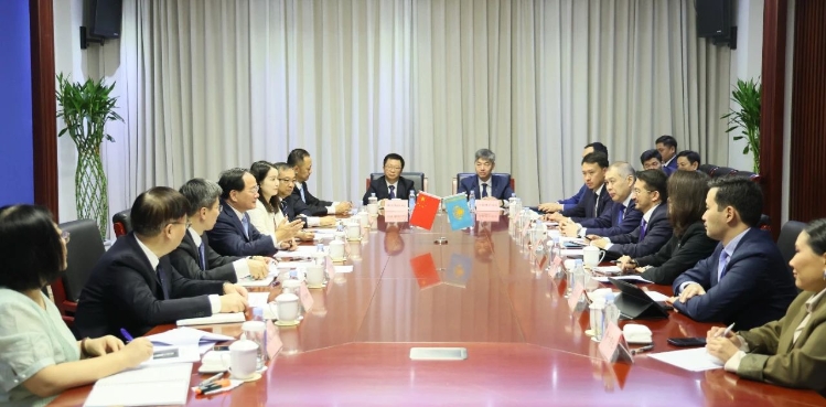 金壯龍會見哈薩克斯坦數(shù)字發(fā)展、創(chuàng)新和航空航天工業(yè)部部長扎斯蘭·馬季耶夫