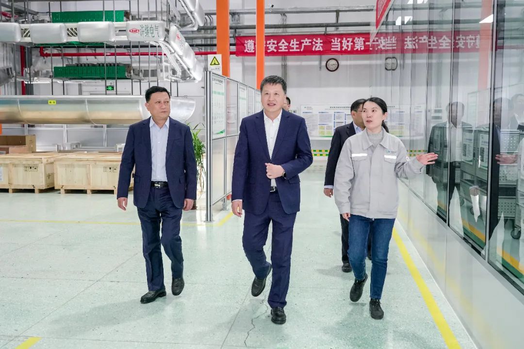 中國電氣裝備黨委副書記、總經(jīng)理周群到河南所屬企業(yè)調(diào)研