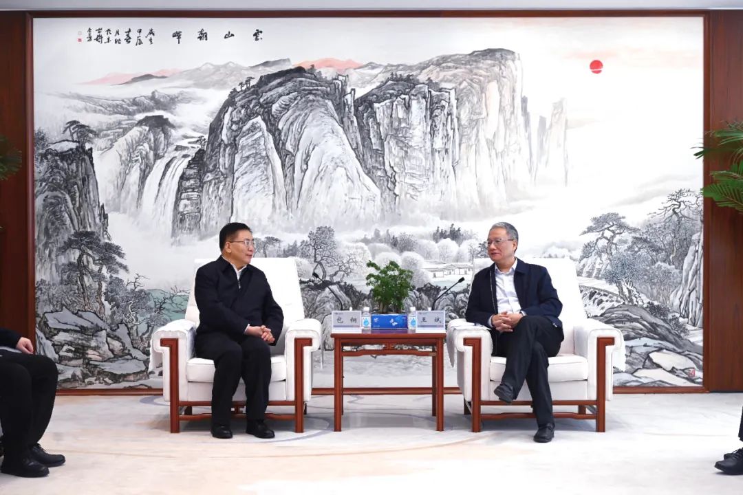 中國電建黨委副書記、總經(jīng)理王斌與內(nèi)蒙古自治區(qū)黨委常委、呼和浩特市委書記包鋼會(huì)談