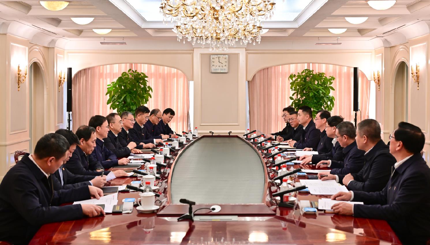 大唐集團(tuán)董事長鄒磊、總經(jīng)理張傳江與中國安能董事長陳奕輝、總經(jīng)理周慶豐會談