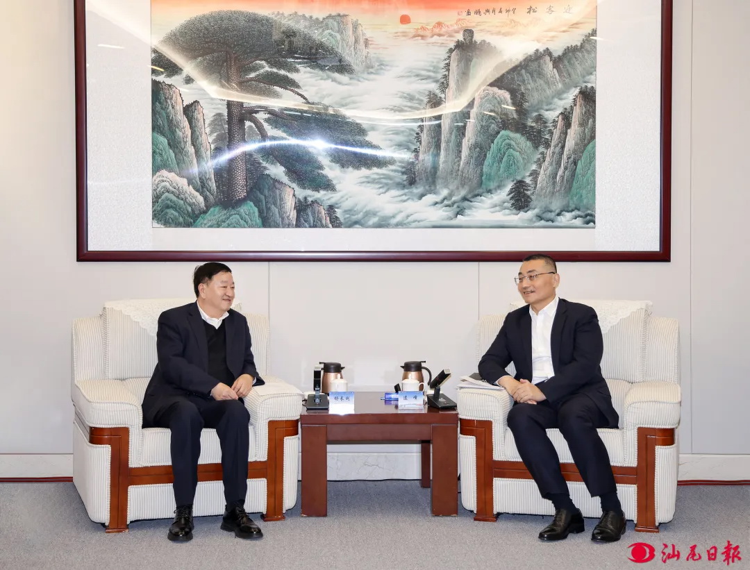 中廣核集團(tuán)黨委書記、董事長(zhǎng)楊長(zhǎng)利與汕尾市委書記逯峰、市長(zhǎng)鄭海濤會(huì)談