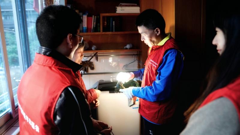 國網(wǎng)浙江物資公司電力青年主動上門服務，“電暖”千萬家